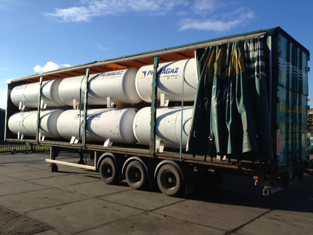 Curtain semi-trailer loaded with LPG tanks - نصف مقطورة بستائر جانبية: صورة 2 Curtain semi-trailer loaded with LPG tanks - نصف مقطورة بستائر جانبية: صورة 2