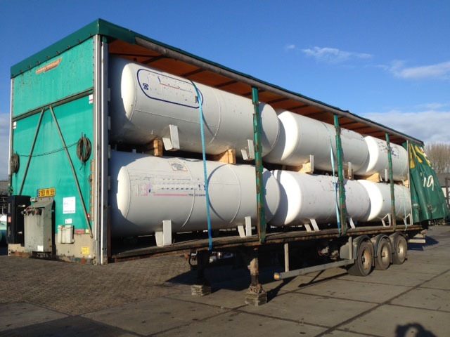 Curtain semi-trailer loaded with LPG tanks - نصف مقطورة بستائر جانبية: صورة 4 Curtain semi-trailer loaded with LPG tanks - نصف مقطورة بستائر جانبية: صورة 4