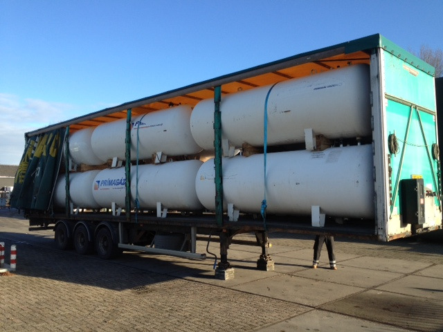 Curtain semi-trailer loaded with LPG tanks - نصف مقطورة بستائر جانبية: صورة 3 Curtain semi-trailer loaded with LPG tanks - نصف مقطورة بستائر جانبية: صورة 3