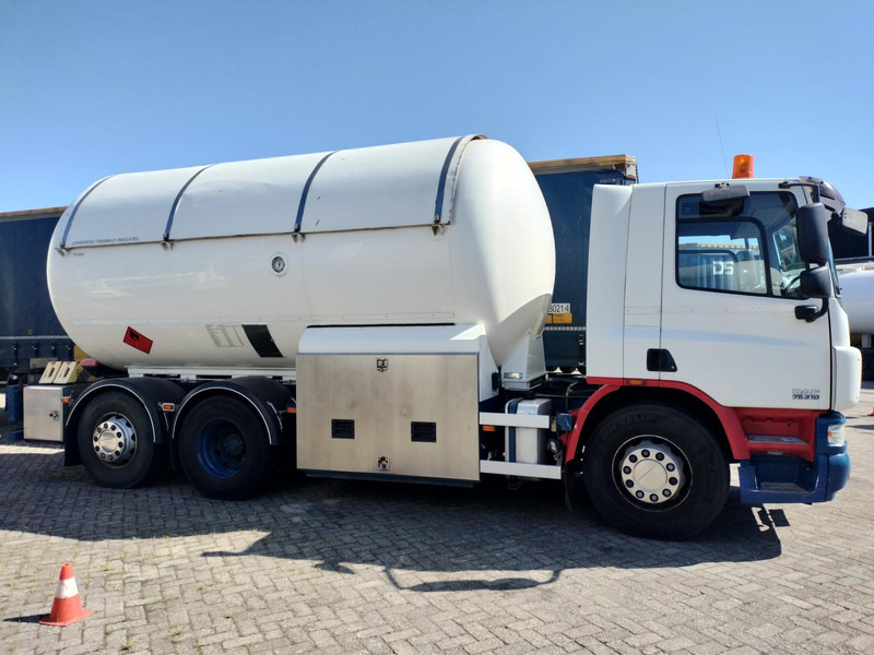 DAF FAN CF75. 6x2 -24030 Liter Gas tank truck ID 2.166 Rootselaar, flowmeter, pump, sunroof on tank - شاحنة صهريج: صورة 2 DAF FAN CF75. 6x2 -24030 Liter Gas tank truck ID 2.166 Rootselaar, flowmeter, pump, sunroof on tank - شاحنة صهريج: صورة 2