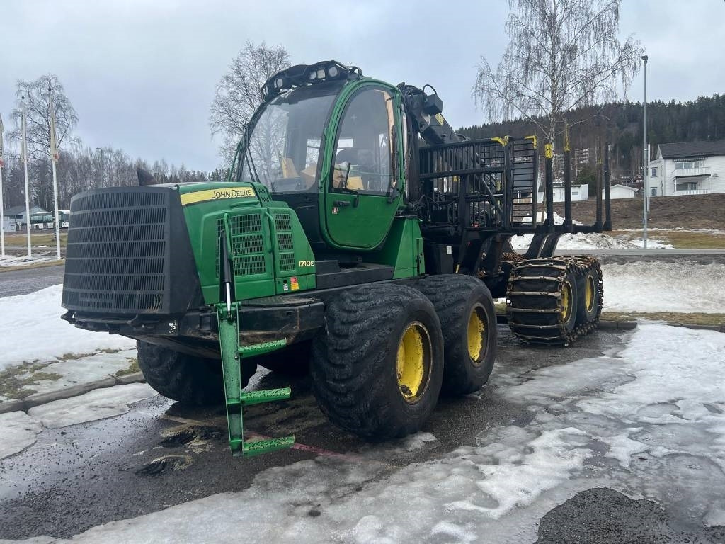 John Deere 1210 E - جرار شحن جذوع أشجار الغابات: صورة 1 John Deere 1210 E - جرار شحن جذوع أشجار الغابات: صورة 1