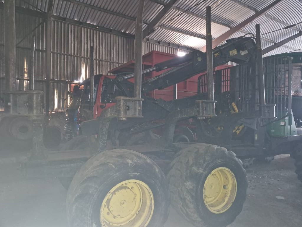 John Deere 1510 E - جرار شحن جذوع أشجار الغابات: صورة 3 John Deere 1510 E - جرار شحن جذوع أشجار الغابات: صورة 3