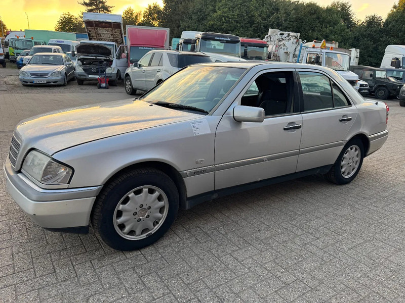 Mercedes-Benz C-Klasse **C180-PETROL-AC** - سيدان: صورة 1 Mercedes-Benz C-Klasse **C180-PETROL-AC** - سيدان: صورة 1