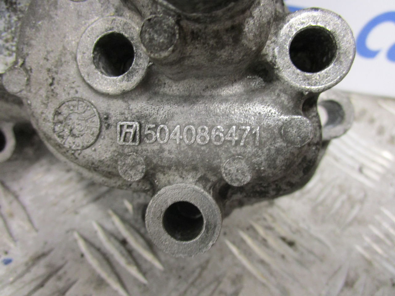 IVECO DAILY 3.0 OIL FILTER HOUSING P/NO 504086471 504086470 - المحرك و قطع الغيار - شاحنة: صورة 2 IVECO DAILY 3.0 OIL FILTER HOUSING P/NO 504086471 504086470 - المحرك و قطع الغيار - شاحنة: صورة 2