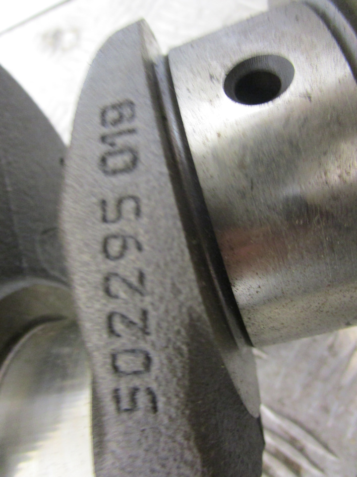 IVECO DAILY 3.0 STANDARD CRANKSHAFT P/NO 502295.019 - المحرك و قطع الغيار - شاحنة: صورة 2 IVECO DAILY 3.0 STANDARD CRANKSHAFT P/NO 502295.019 - المحرك و قطع الغيار - شاحنة: صورة 2