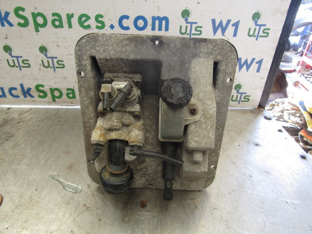 MERCEDES ATEGO 815 CLUTCH / BRAKE PEDAL CLUSTER - أجزاء الفرامل - شاحنة: صورة 1 MERCEDES ATEGO 815 CLUTCH / BRAKE PEDAL CLUSTER - أجزاء الفرامل - شاحنة: صورة 1