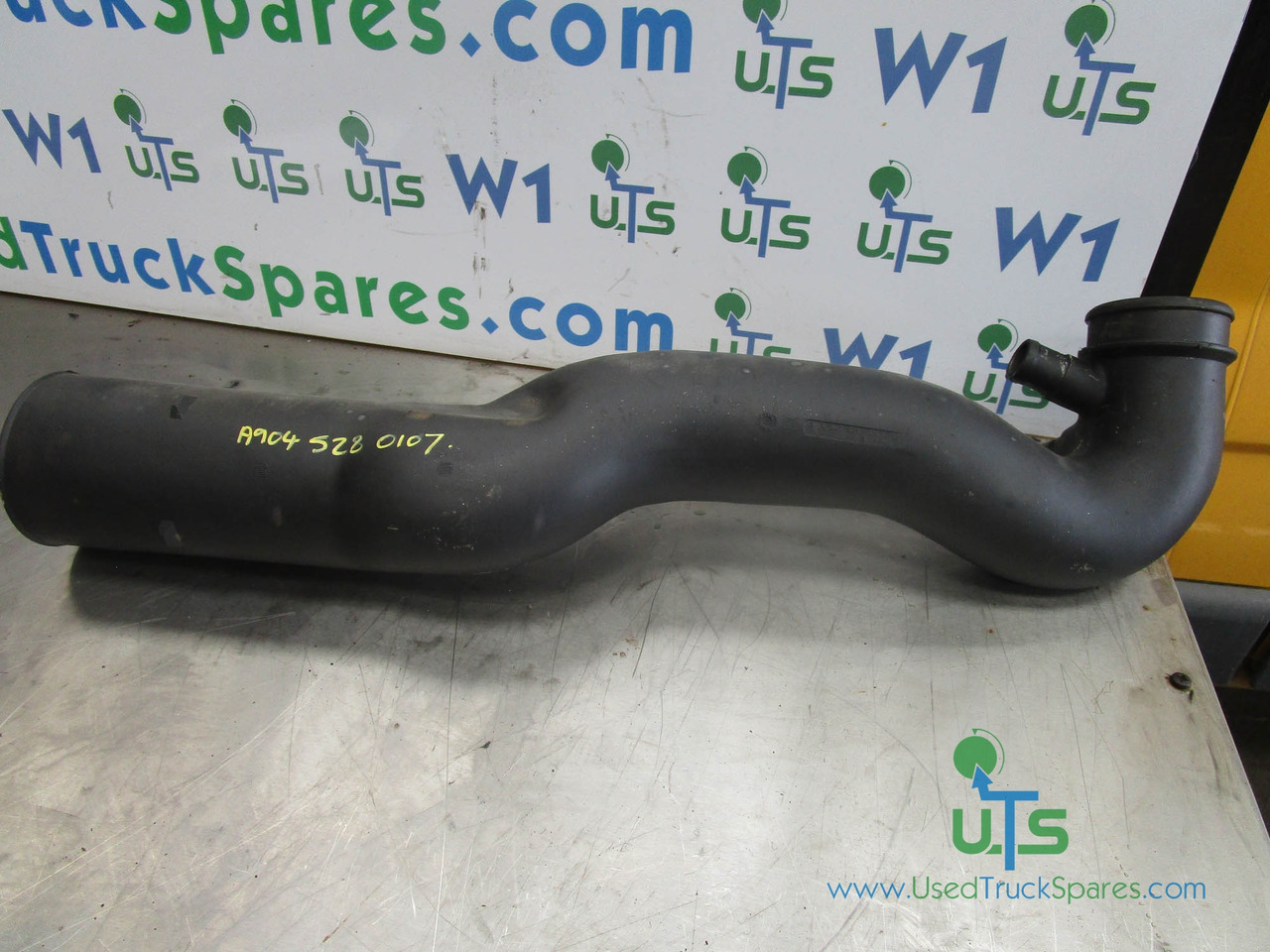 MERCEDES AXOR 2633 AIR FILLER INTAKE PIPE P/NO A9045280107 - المحرك و قطع الغيار - شاحنة: صورة 1 MERCEDES AXOR 2633 AIR FILLER INTAKE PIPE P/NO A9045280107 - المحرك و قطع الغيار - شاحنة: صورة 1