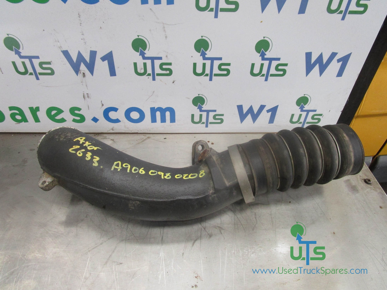 MERCEDES AXOR 2633 (OM926) INTERCOOLER PIPE P/NO A9060980208 - المحرك و قطع الغيار - شاحنة: صورة 1 MERCEDES AXOR 2633 (OM926) INTERCOOLER PIPE P/NO A9060980208 - المحرك و قطع الغيار - شاحنة: صورة 1