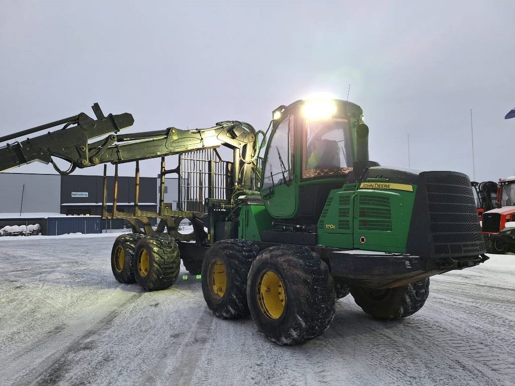 John Deere 1110 E IT 4 - جرار شحن جذوع أشجار الغابات: صورة 2 John Deere 1110 E IT 4 - جرار شحن جذوع أشجار الغابات: صورة 2