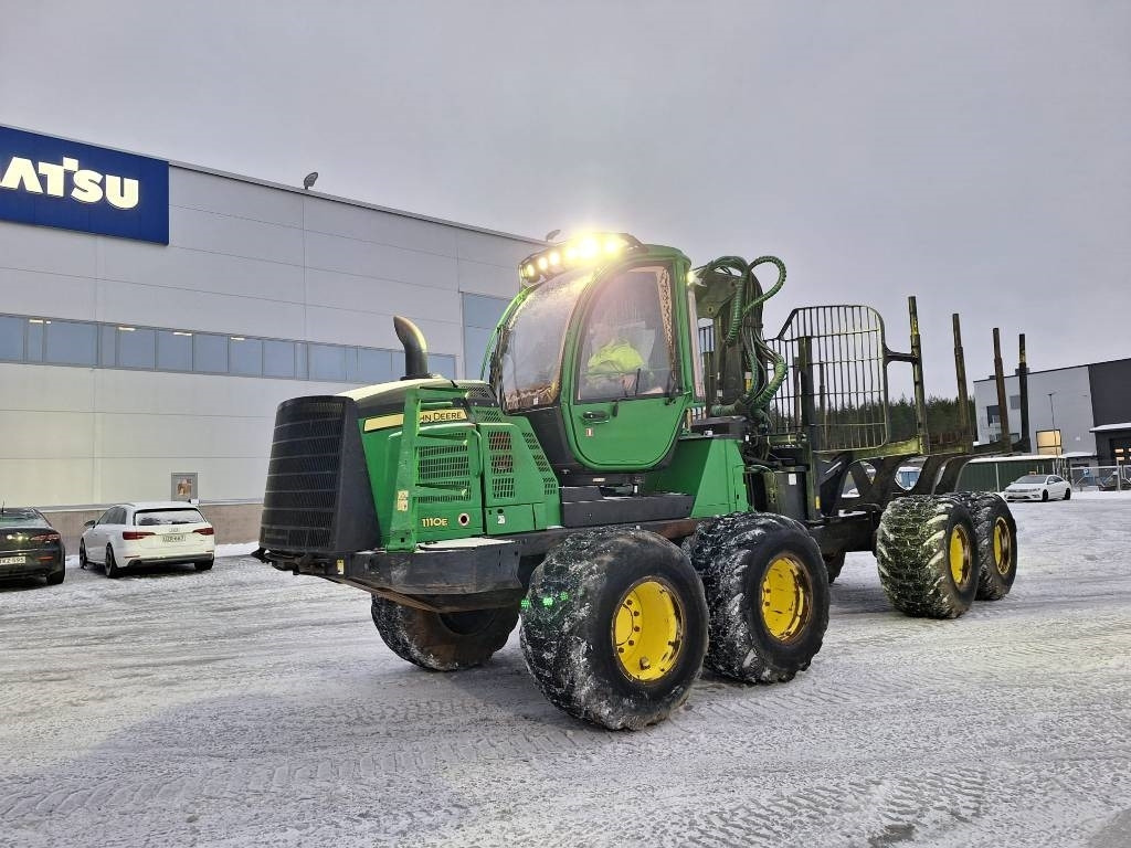 John Deere 1110 E IT 4 - جرار شحن جذوع أشجار الغابات: صورة 1 John Deere 1110 E IT 4 - جرار شحن جذوع أشجار الغابات: صورة 1