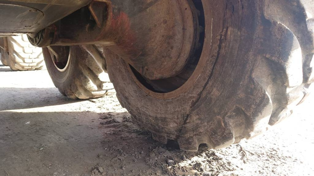 Komatsu 845 - جرار شحن جذوع أشجار الغابات: صورة 5 Komatsu 845 - جرار شحن جذوع أشجار الغابات: صورة 5