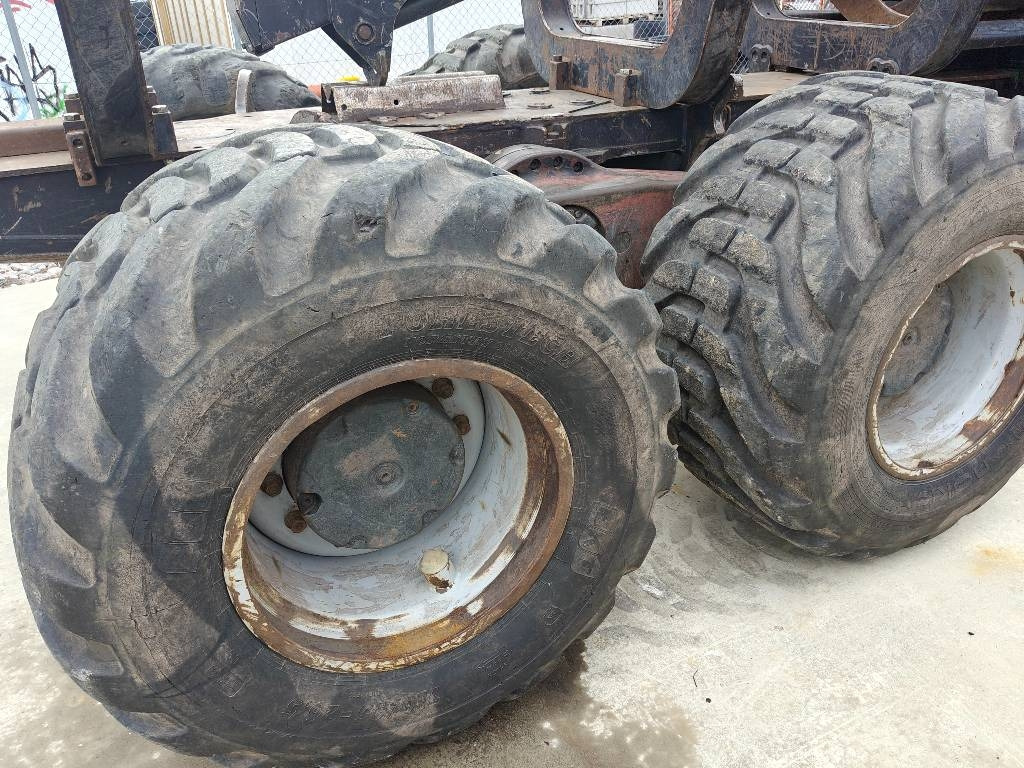 Komatsu 865 - جرار شحن جذوع أشجار الغابات: صورة 4 Komatsu 865 - جرار شحن جذوع أشجار الغابات: صورة 4