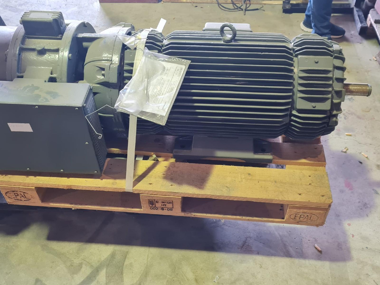 Liebherr 71 EC Hubwerksmotor neu gewickelt - قطع الغيار - رافعة برجية: صورة 3 Liebherr 71 EC Hubwerksmotor neu gewickelt - قطع الغيار - رافعة برجية: صورة 3