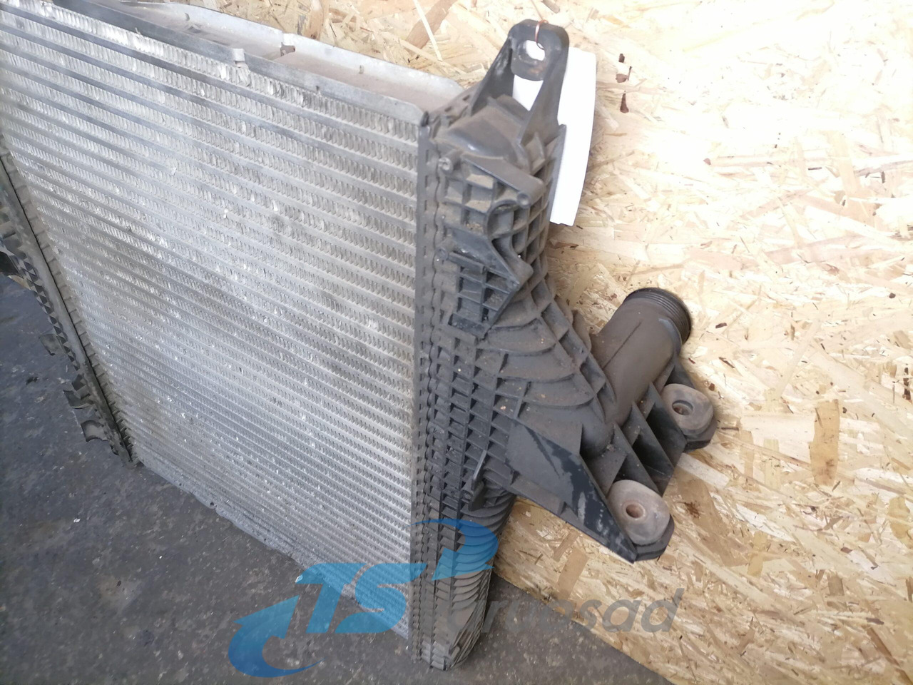 MAN Intercooler radiator 81061006556 - مبرد هواء الشحن - شاحنة: صورة 3 MAN Intercooler radiator 81061006556 - مبرد هواء الشحن - شاحنة: صورة 3