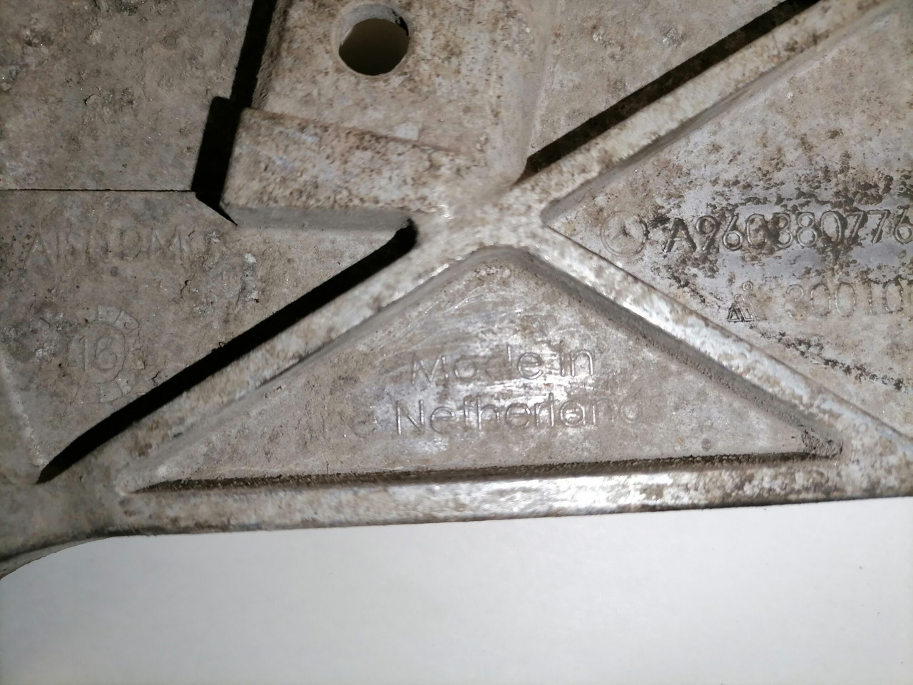 Mercedes-Benz Bracket A9608807765 - إطار هيكلي/ إطار معدني - شاحنة: صورة 4 Mercedes-Benz Bracket A9608807765 - إطار هيكلي/ إطار معدني - شاحنة: صورة 4
