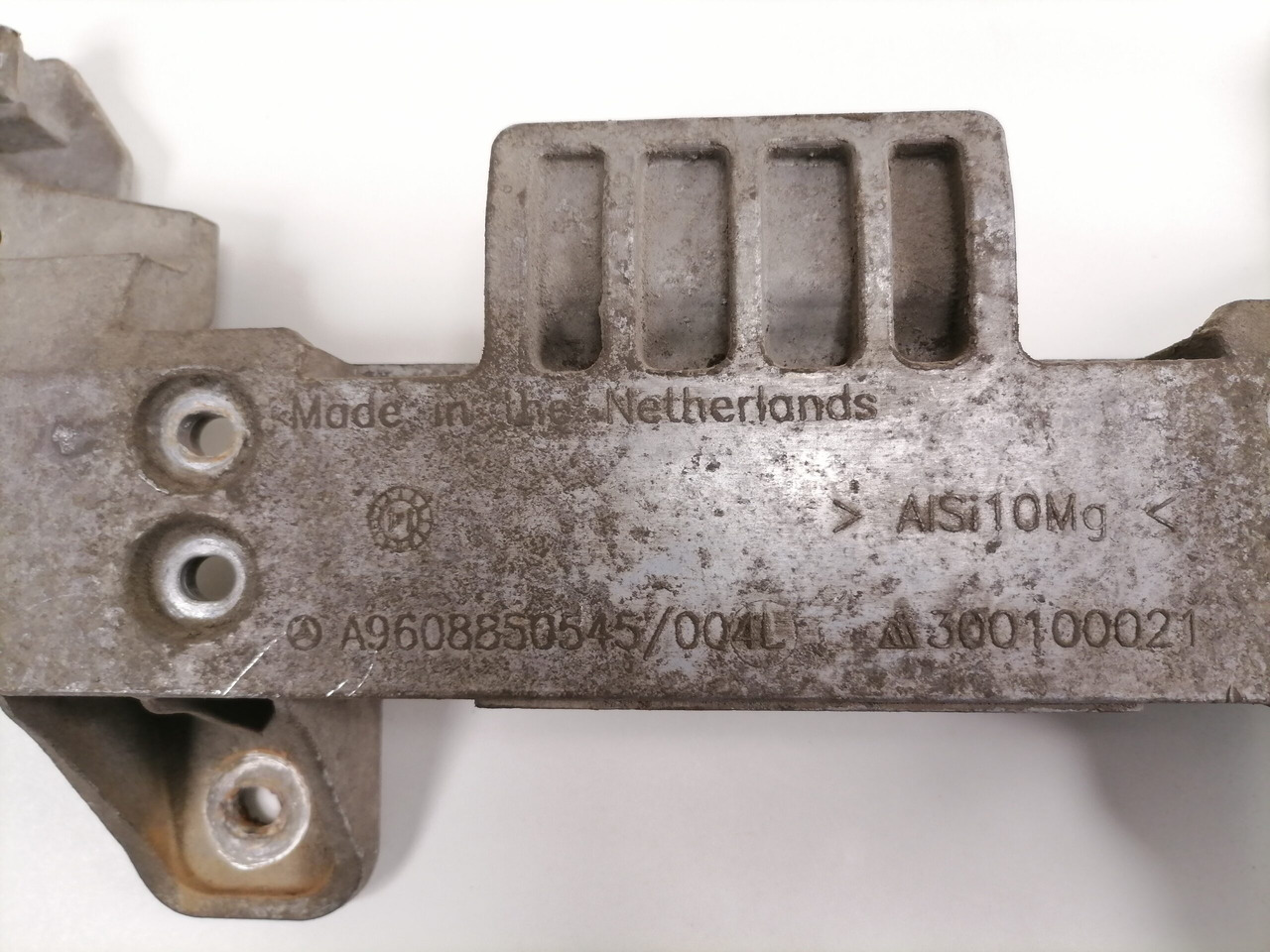 Mercedes-Benz Bracket A9608850545 - إطار هيكلي/ إطار معدني - شاحنة: صورة 3 Mercedes-Benz Bracket A9608850545 - إطار هيكلي/ إطار معدني - شاحنة: صورة 3