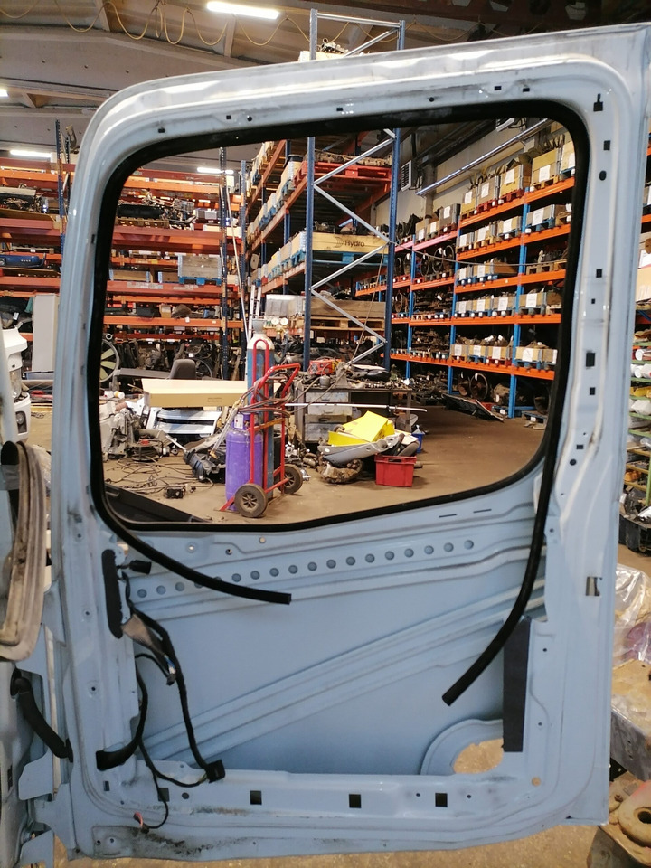 Mercedes-Benz MB uks, parem A9607202403 - باب و قطع الغيار - شاحنة: صورة 2 Mercedes-Benz MB uks, parem A9607202403 - باب و قطع الغيار - شاحنة: صورة 2