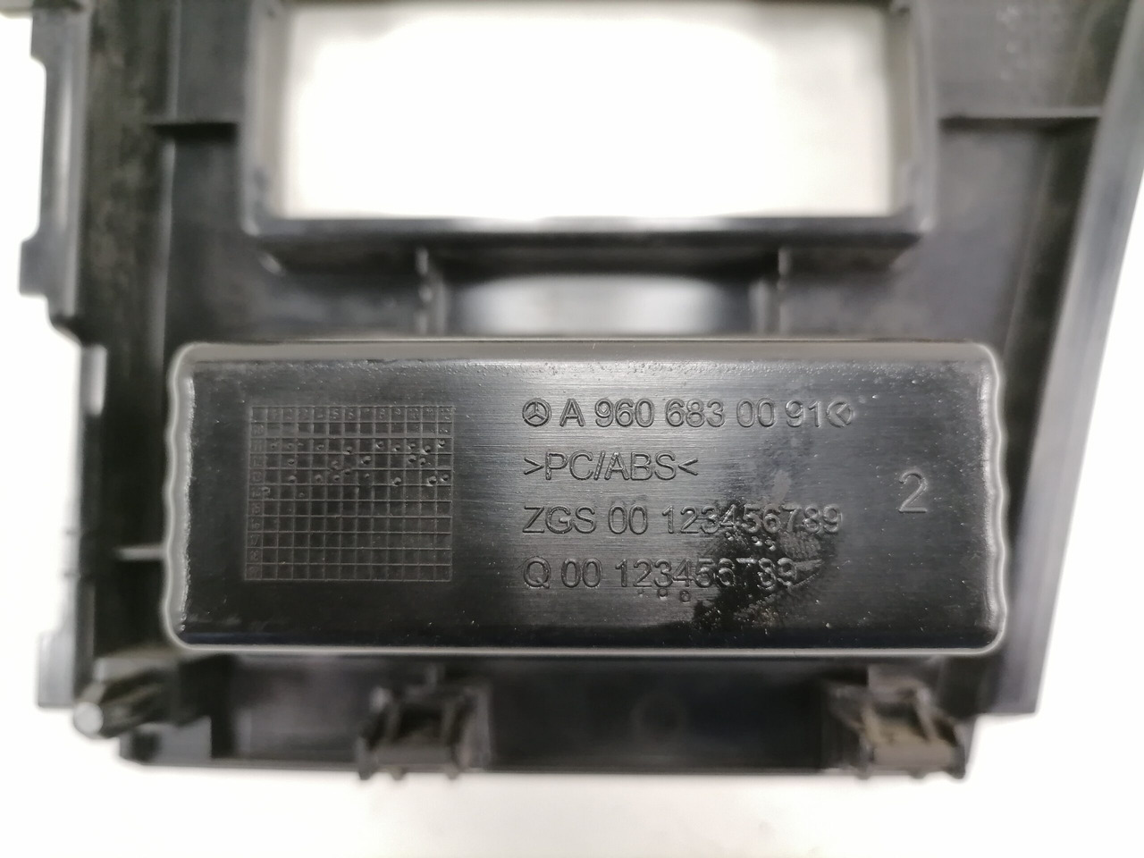 Mercedes-Benz Salongi plastik A9606802607 - قطع غيار عامة - شاحنة: صورة 4 Mercedes-Benz Salongi plastik A9606802607 - قطع غيار عامة - شاحنة: صورة 4