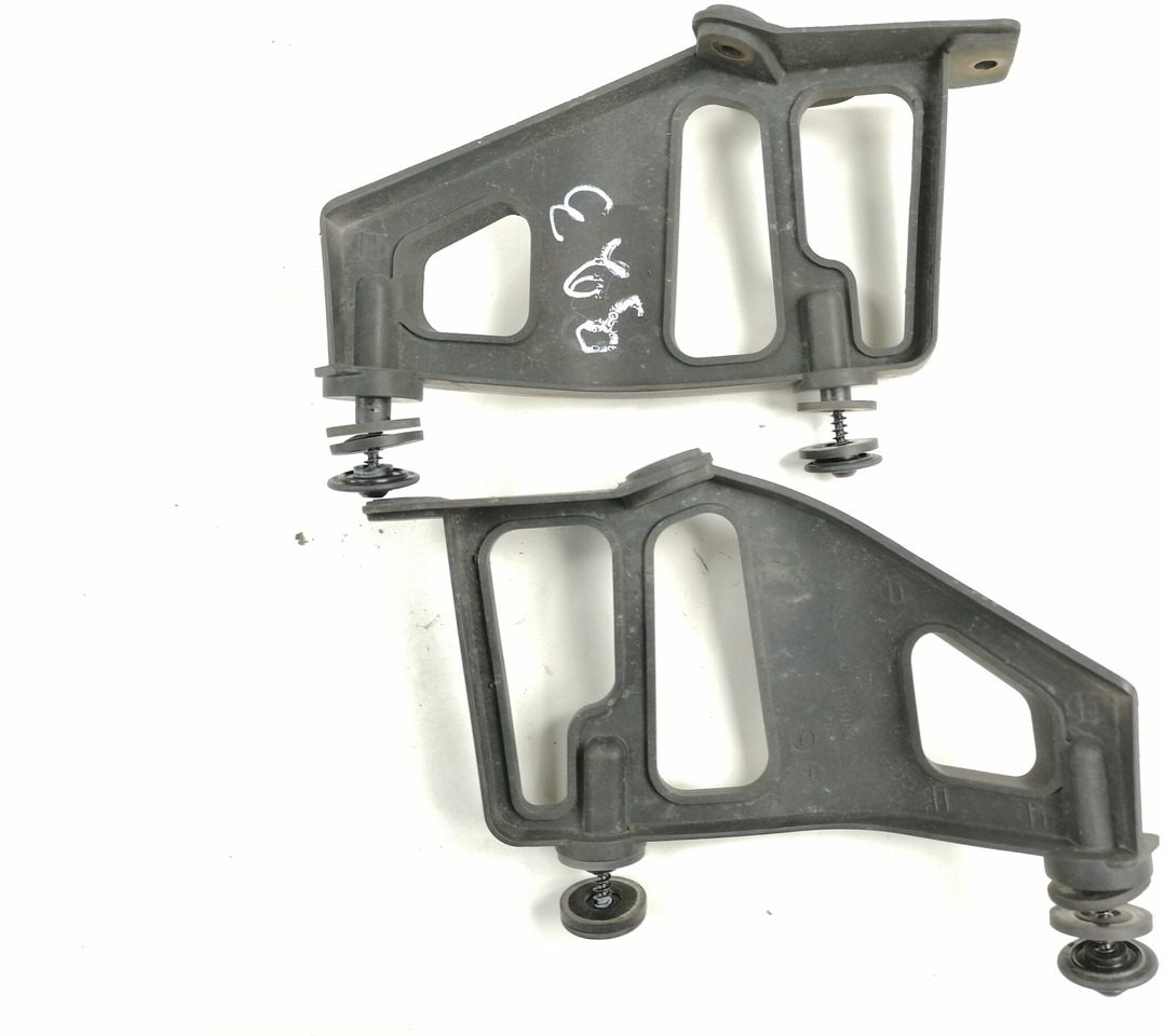 Mercedes-Benz Sun visor bracket A9608111614 - هيكل السيارة الخارجية - شاحنة: صورة 4 Mercedes-Benz Sun visor bracket A9608111614 - هيكل السيارة الخارجية - شاحنة: صورة 4