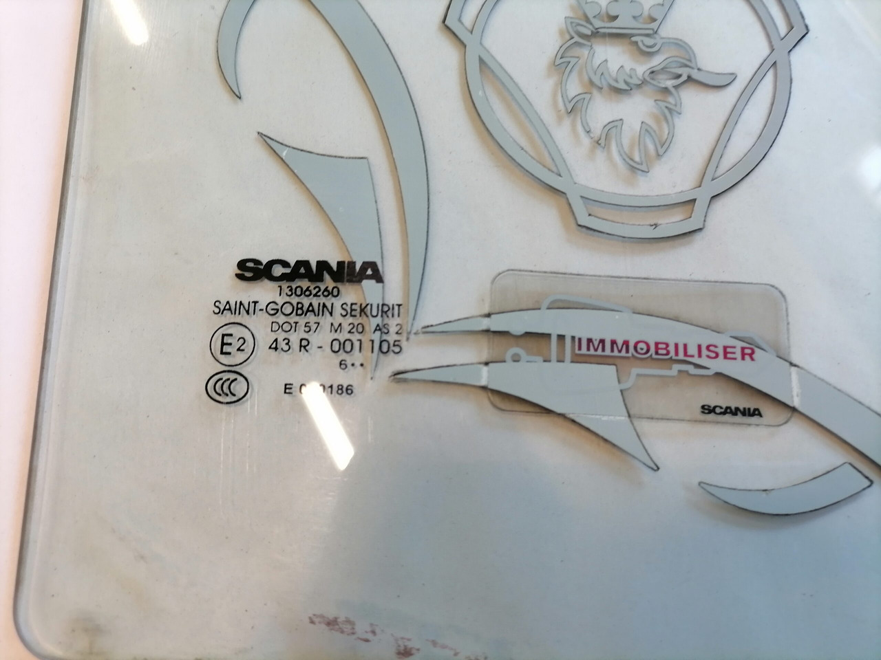 Scania Küljeklaas, parem 1306260 - نافذة و قطع الغيار - شاحنة: صورة 3 Scania Küljeklaas, parem 1306260 - نافذة و قطع الغيار - شاحنة: صورة 3