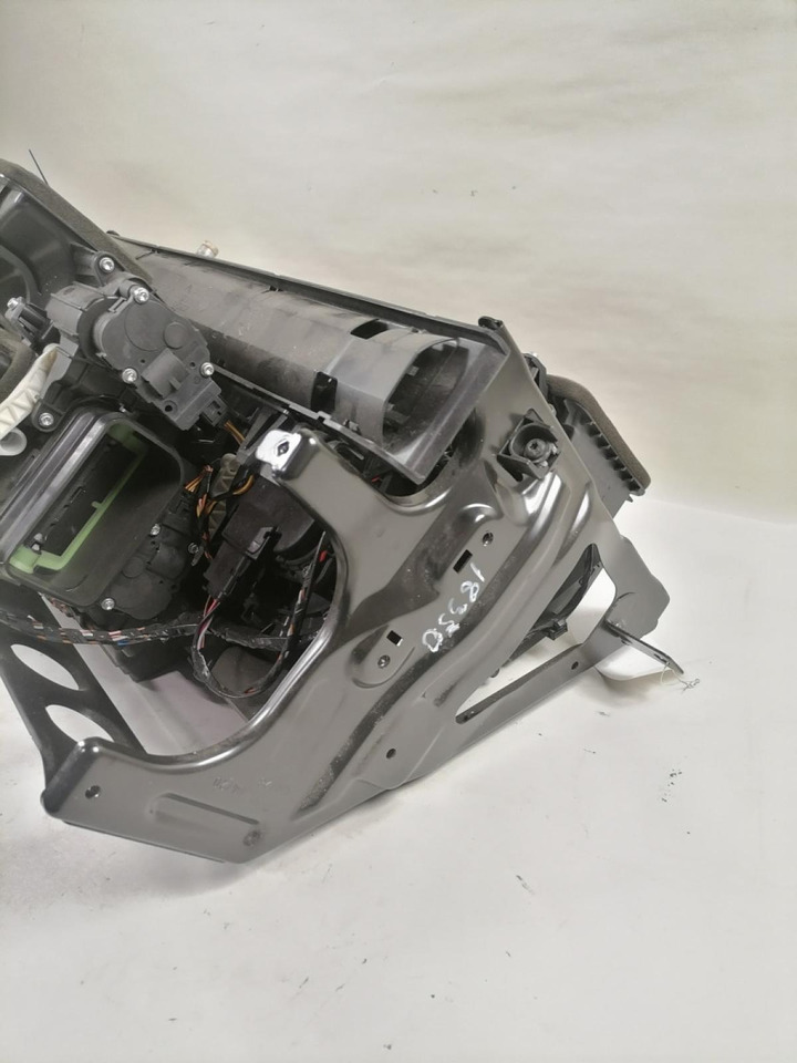 Scania Salongi radiaatorite korpus, komplektne 3093272 - قطع غيار عامة - شاحنة: صورة 3 Scania Salongi radiaatorite korpus, komplektne 3093272 - قطع غيار عامة - شاحنة: صورة 3