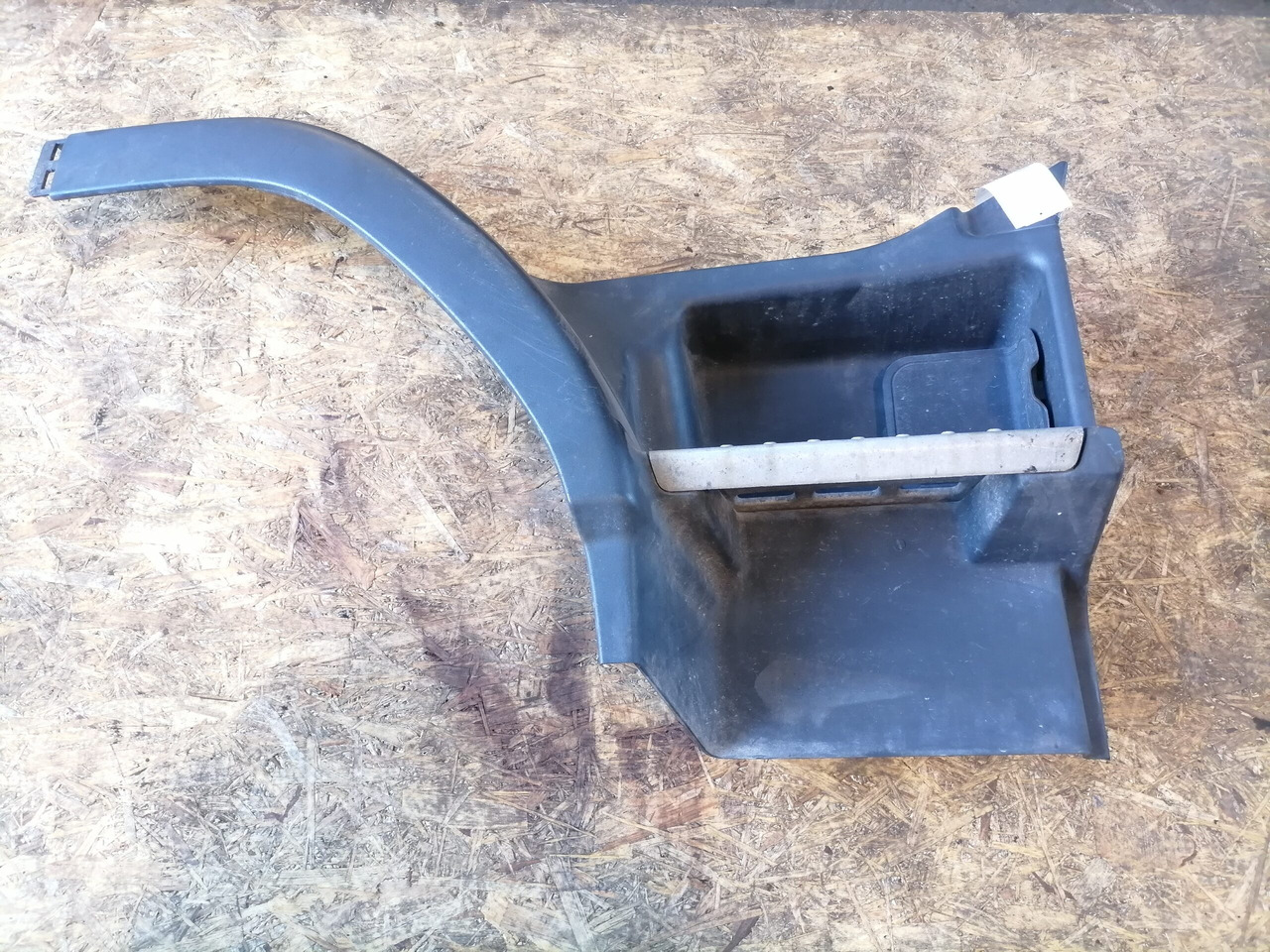 Volvo Astmelaua plastik 3175161 - موطئ القدم - شاحنة: صورة 2 Volvo Astmelaua plastik 3175161 - موطئ القدم - شاحنة: صورة 2