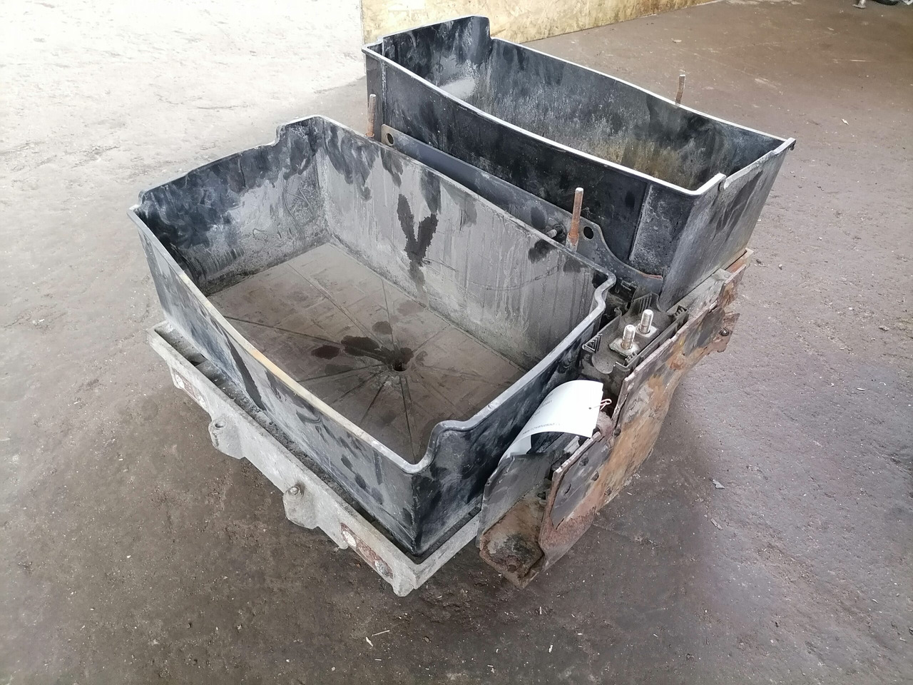 Volvo Battery box 22003951 - بطارية - شاحنة: صورة 2 Volvo Battery box 22003951 - بطارية - شاحنة: صورة 2