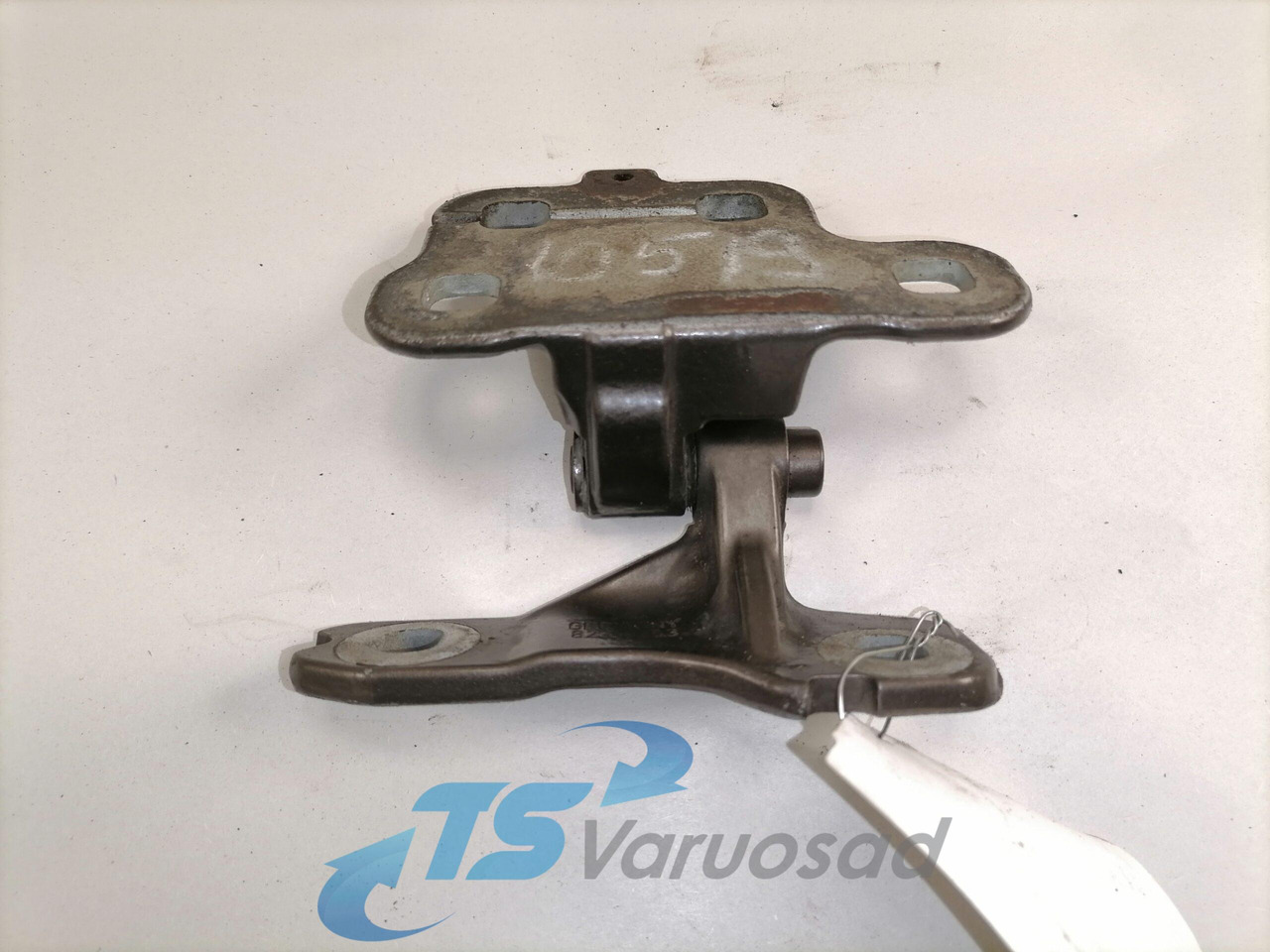 Volvo Door hinge 82319253 - باب و قطع الغيار - شاحنة: صورة 2 Volvo Door hinge 82319253 - باب و قطع الغيار - شاحنة: صورة 2