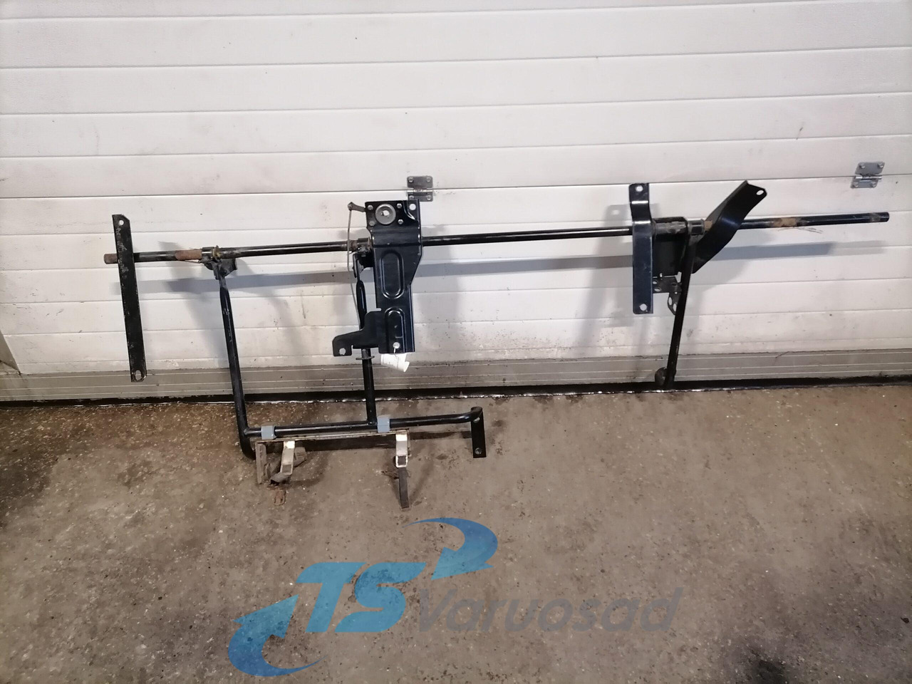 Volvo Kabiini tuulesuunaja kandur 82211420 - قطع غيار عامة - شاحنة: صورة 2 Volvo Kabiini tuulesuunaja kandur 82211420 - قطع غيار عامة - شاحنة: صورة 2