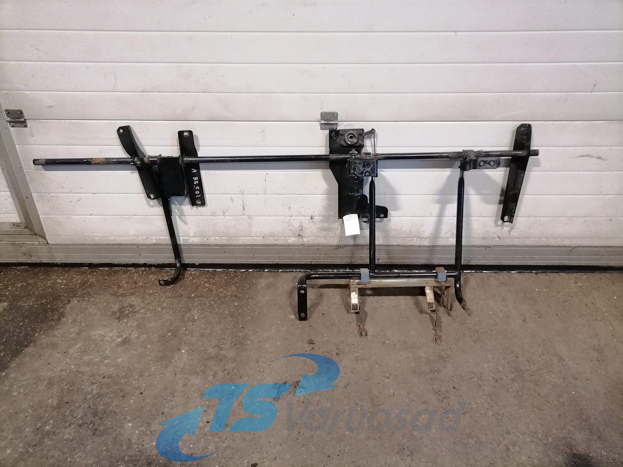 Volvo Kabiini tuulesuunaja kandur 82211420 - قطع غيار عامة - شاحنة: صورة 1 Volvo Kabiini tuulesuunaja kandur 82211420 - قطع غيار عامة - شاحنة: صورة 1