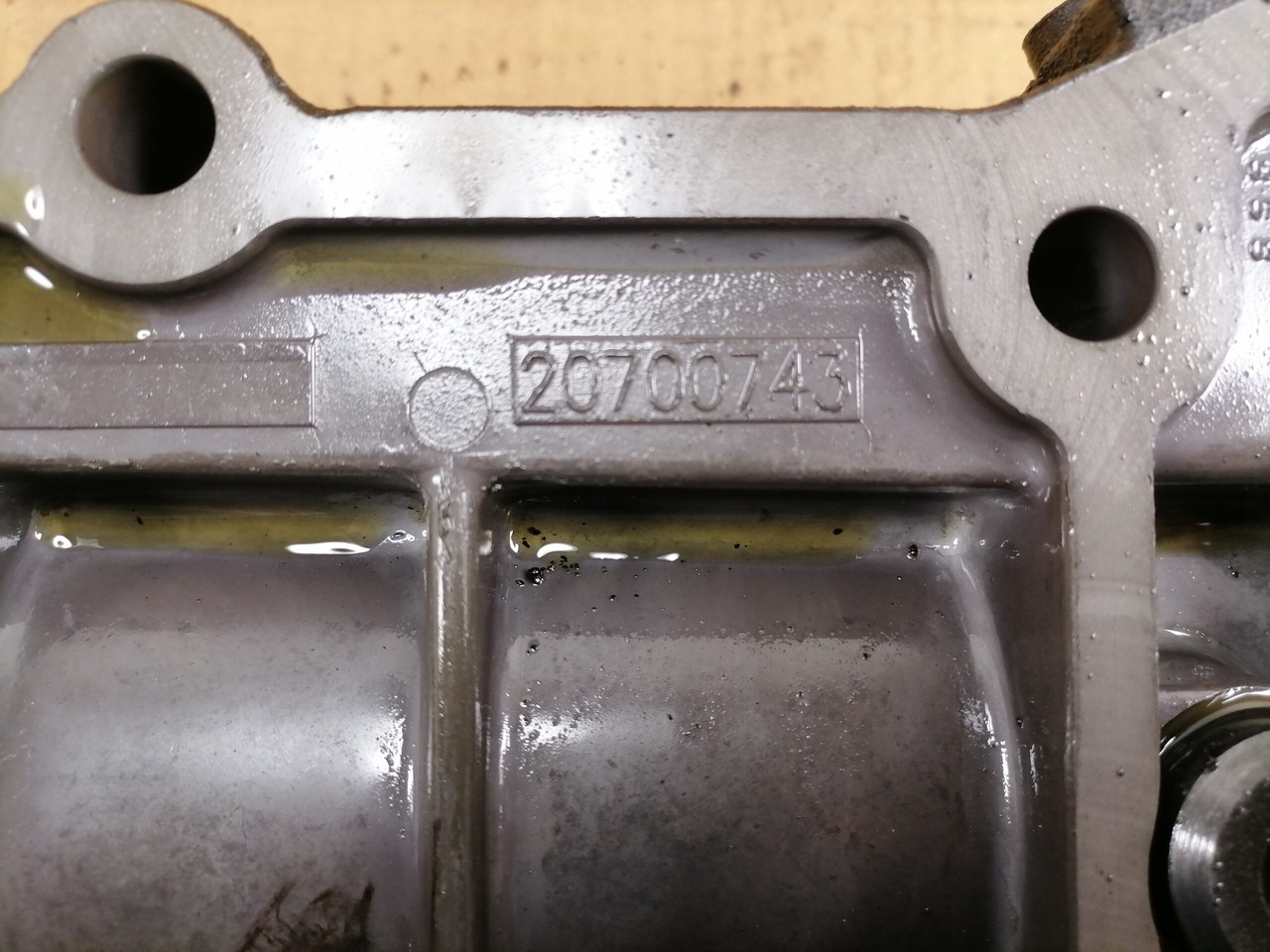 Volvo Käigukasti õlifiltri korpus 20700743 - علبة التروس و قطع الغيار - شاحنة: صورة 5 Volvo Käigukasti õlifiltri korpus 20700743 - علبة التروس و قطع الغيار - شاحنة: صورة 5