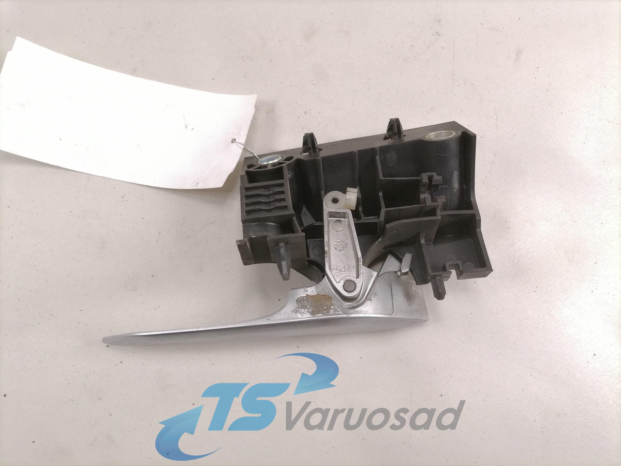 Volvo Ukselink, sisemine vasak 84012025 - باب و قطع الغيار - شاحنة: صورة 2 Volvo Ukselink, sisemine vasak 84012025 - باب و قطع الغيار - شاحنة: صورة 2