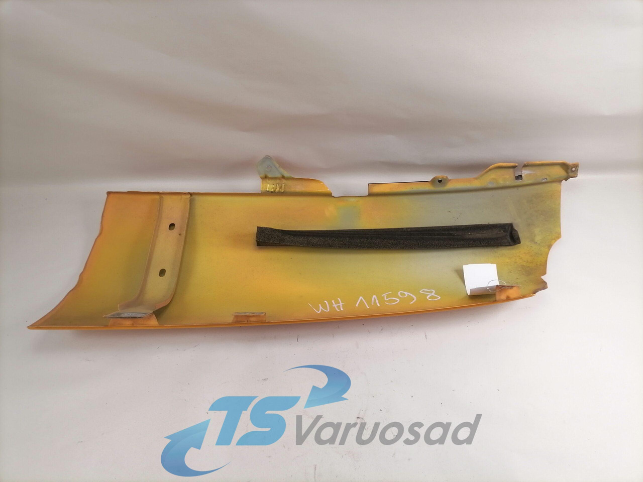 Volvo Volvo kabiini nurgapõsk, vasak 20379175 - شبكة تهوية - شاحنة: صورة 2 Volvo Volvo kabiini nurgapõsk, vasak 20379175 - شبكة تهوية - شاحنة: صورة 2