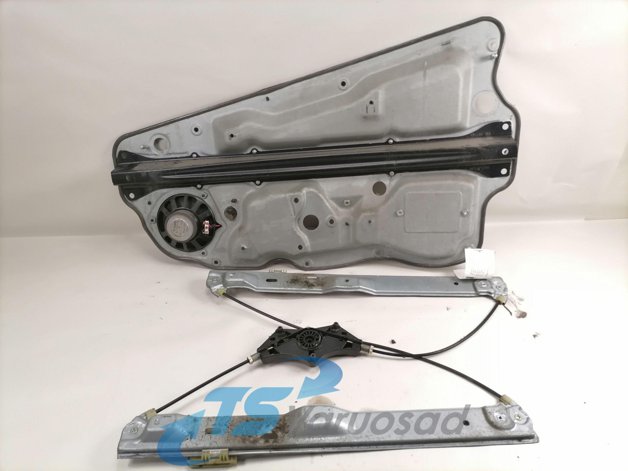 Volvo window mechanism 84055877 - باب و قطع الغيار - شاحنة: صورة 2 Volvo window mechanism 84055877 - باب و قطع الغيار - شاحنة: صورة 2