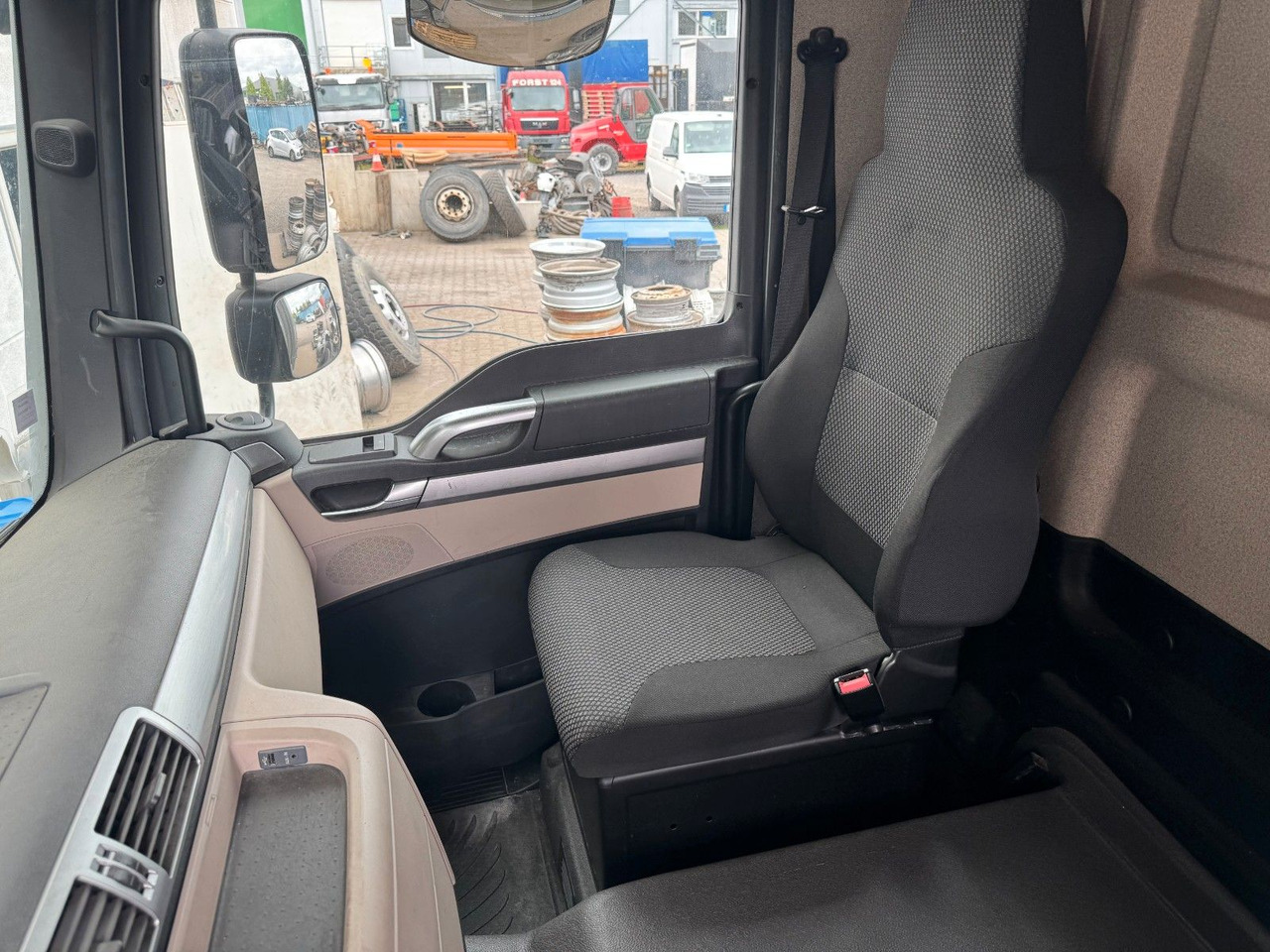 MAN 18.290 4X2 Koffer / Plane Top Zustand 8,30 Meter - شاحنة ذات ستائر جانبية: صورة 4 MAN 18.290 4X2 Koffer / Plane Top Zustand 8,30 Meter - شاحنة ذات ستائر جانبية: صورة 4