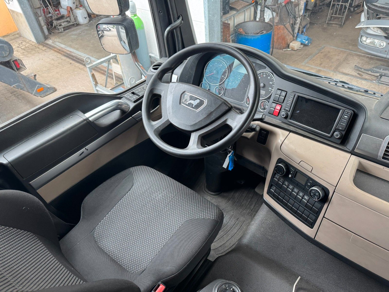 MAN 18.290 4X2 Koffer / Plane Top Zustand 8,30 Meter - شاحنة ذات ستائر جانبية: صورة 5 MAN 18.290 4X2 Koffer / Plane Top Zustand 8,30 Meter - شاحنة ذات ستائر جانبية: صورة 5