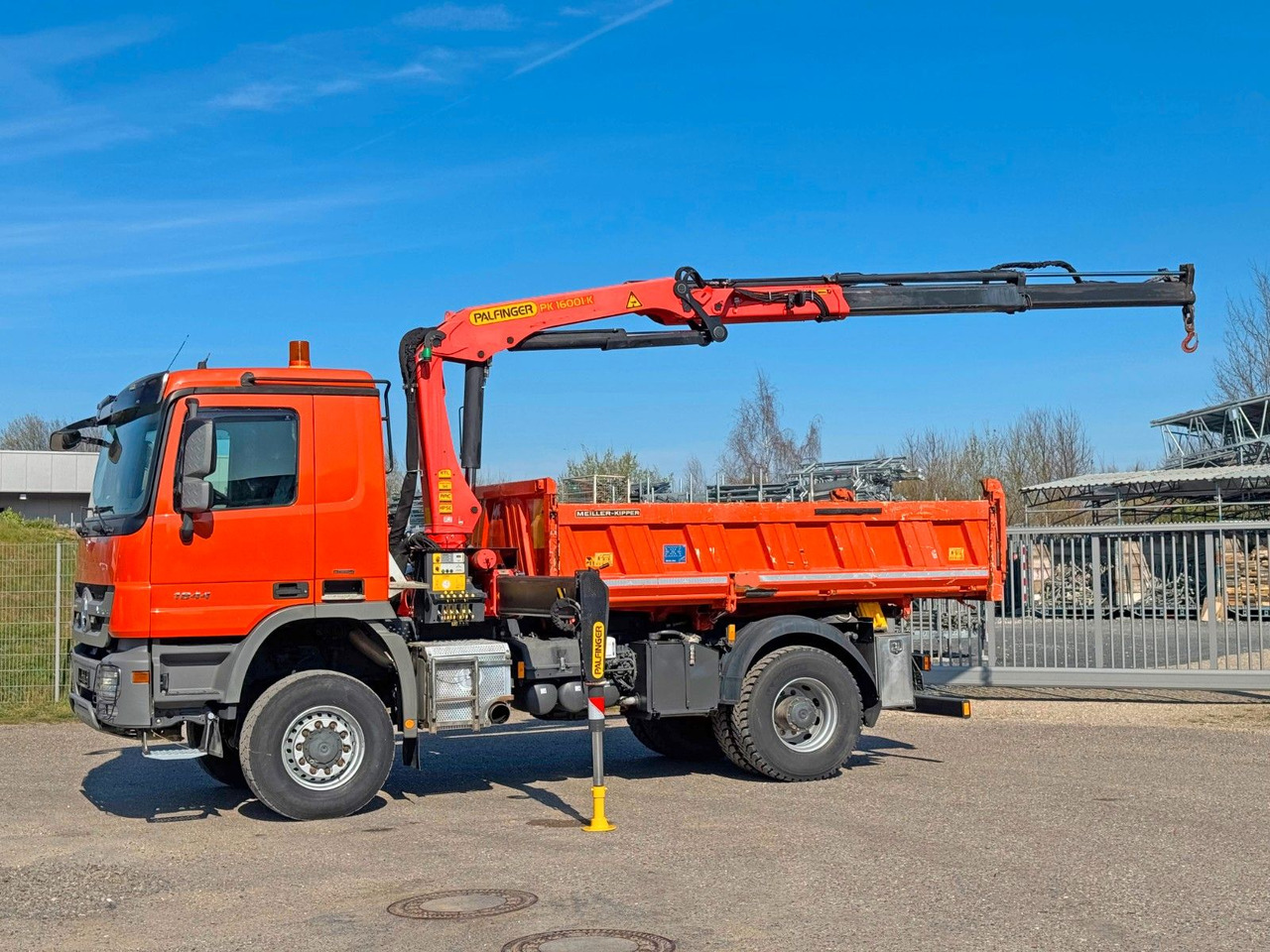 Mercedes-Benz 1844 4x4 Meiller 3S Bordmatik Palfinger PK16001K - شاحنة قلاب: صورة 1 Mercedes-Benz 1844 4x4 Meiller 3S Bordmatik Palfinger PK16001K - شاحنة قلاب: صورة 1