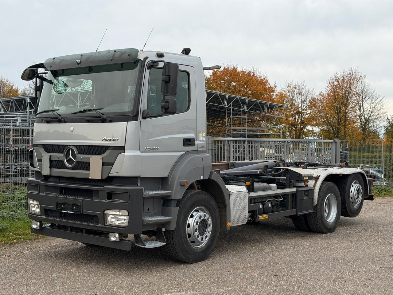 Mercedes-Benz 2540 L 6x2 Palfinger T20 mit hydr. Containerverr - شاحنة برافعة خطافية: صورة 1 Mercedes-Benz 2540 L 6x2 Palfinger T20 mit hydr. Containerverr - شاحنة برافعة خطافية: صورة 1