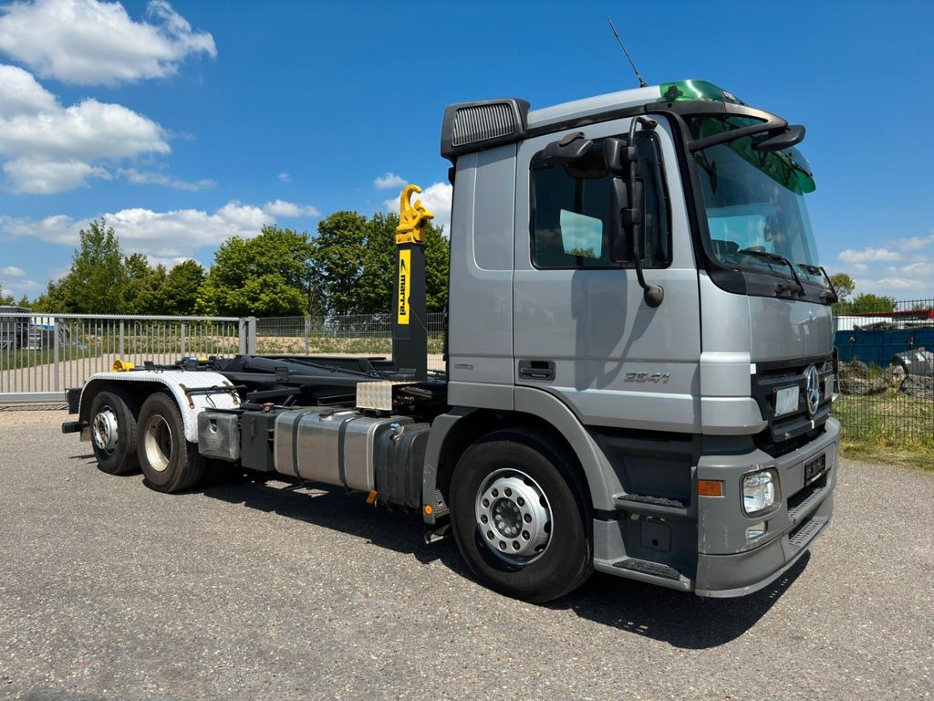 Mercedes-Benz 2541 6X2 Marrel Abroller Hydr. Verriegelung - شاحنة برافعة خطافية: صورة 1 Mercedes-Benz 2541 6X2 Marrel Abroller Hydr. Verriegelung - شاحنة برافعة خطافية: صورة 1