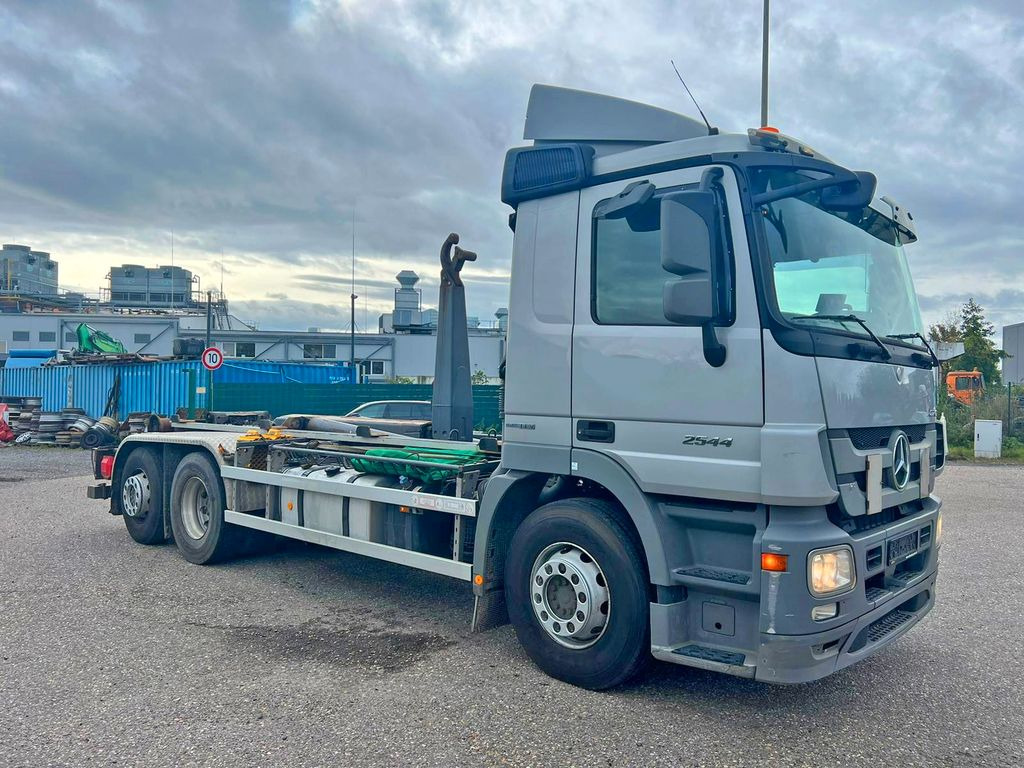 Mercedes-Benz 2544 6X2 VDL Abroller Klima & Retarder Mercedes-Benz 2544 6X2 VDL Abroller Klima & Retarder - شاحنة برافعة خطافية: صورة 1 Mercedes-Benz 2544 6X2 VDL Abroller Klima & Retarder Mercedes-Benz 2544 6X2 VDL Abroller Klima & Retarder - شاحنة برافعة خطافية: صورة 1