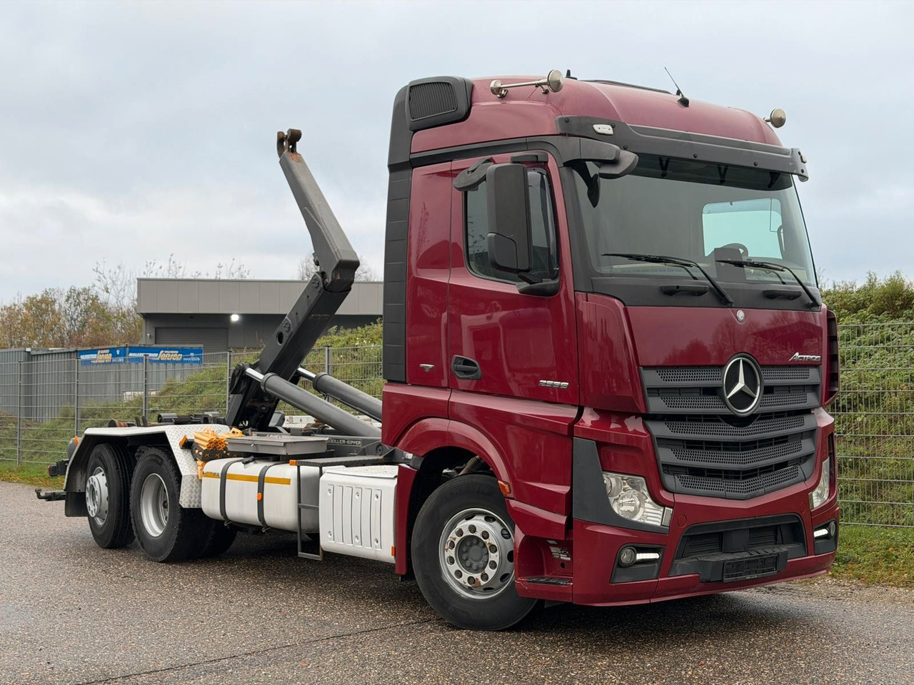 Mercedes-Benz 2558 6x2 Meiller RK 20.65 | Retarder | Klima - شاحنة برافعة خطافية: صورة 1 Mercedes-Benz 2558 6x2 Meiller RK 20.65 | Retarder | Klima - شاحنة برافعة خطافية: صورة 1