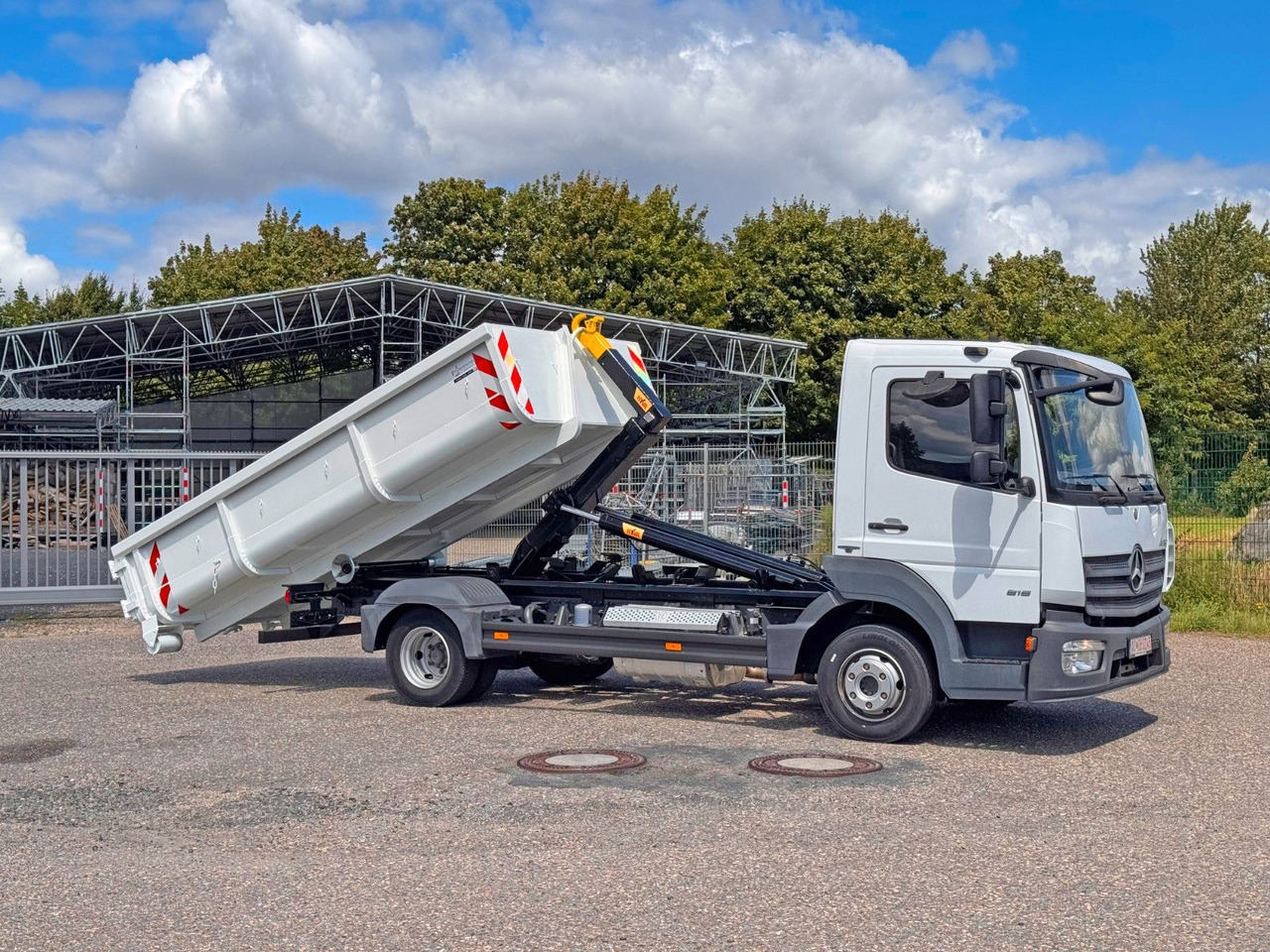 Mercedes-Benz 816 4X2 mit neuem Hyva Abroller Funk - شاحنة برافعة خطافية: صورة 1 Mercedes-Benz 816 4X2 mit neuem Hyva Abroller Funk - شاحنة برافعة خطافية: صورة 1