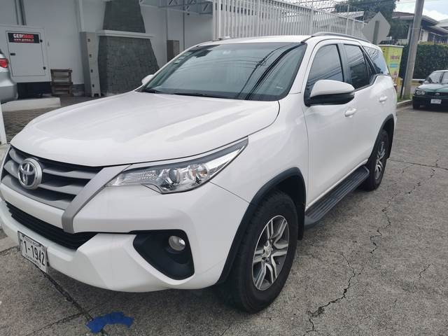 Toyota Fortuner - سيارة: صورة 1 Toyota Fortuner - سيارة: صورة 1