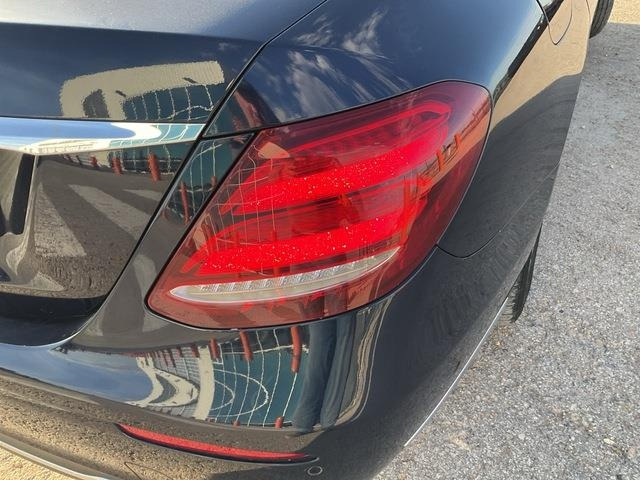 سيارة Mercedes-Benz E220D: صورة 12