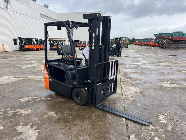 Doosan B15T-7 PLUS - رافعة شوكية كهربائية: صورة 4 Doosan B15T-7 PLUS - رافعة شوكية كهربائية: صورة 4