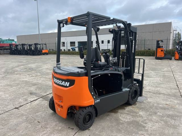 Doosan B30X-7 PLUS - رافعة شوكية كهربائية: صورة 3 Doosan B30X-7 PLUS - رافعة شوكية كهربائية: صورة 3