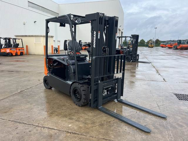 Doosan B30X-7 PLUS - رافعة شوكية كهربائية: صورة 4 Doosan B30X-7 PLUS - رافعة شوكية كهربائية: صورة 4