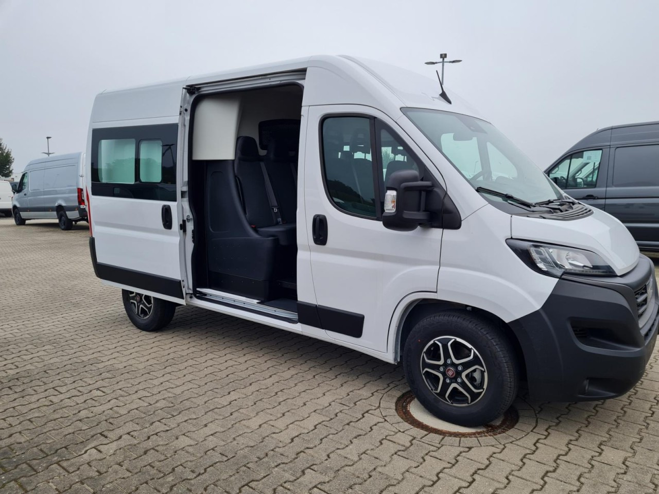 Fiat Ducato 35 Kasten Doka 7-Sitze 2x Schiebetür Maxi L2H2 - فان, الشاحنات الصغيرة كابينة مزدوجة: صورة 3 Fiat Ducato 35 Kasten Doka 7-Sitze 2x Schiebetür Maxi L2H2 - فان, الشاحنات الصغيرة كابينة مزدوجة: صورة 3