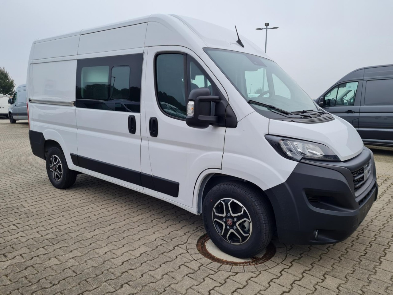 Fiat Ducato 35 Kasten Doka 7-Sitze 2x Schiebetür Maxi L2H2 - فان, الشاحنات الصغيرة كابينة مزدوجة: صورة 4 Fiat Ducato 35 Kasten Doka 7-Sitze 2x Schiebetür Maxi L2H2 - فان, الشاحنات الصغيرة كابينة مزدوجة: صورة 4