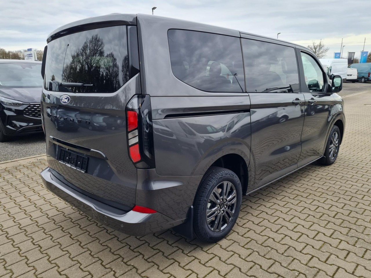 Ford Tourneo Custom 320 L1 AG Titanium X AHK LED NAVI 2X SCHIEBE - ميكروباص: صورة 4 Ford Tourneo Custom 320 L1 AG Titanium X AHK LED NAVI 2X SCHIEBE - ميكروباص: صورة 4